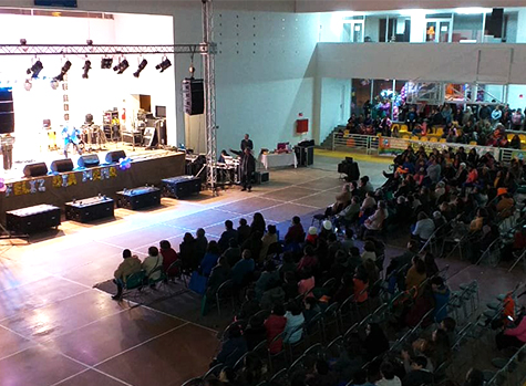 Madres andacollinas disfrutaron de su día con un variado show musical