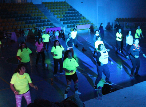 Más de 50 personas participaron de la Zumba Flúor en el Gimnasio Techado