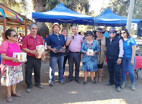 Adultos mayores andacollinos siguen celebrando su mes con una mateada bailable