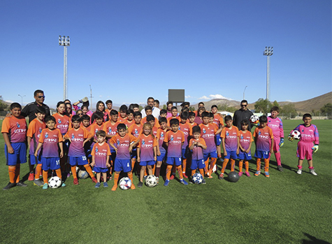 Niños y niñas de la academia AFFA presentaron sus nuevos uniformes