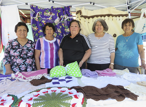 Centro de Madres “Iris Sola” expone manualidades para  vecinos de Casuto