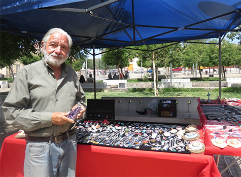 Artesano andacollino da vida a delicadas piezas de joyería y  recuerdos