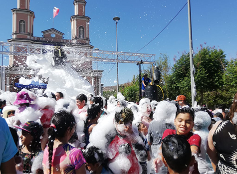 Familias andacollinas disfrutaron de una tarde refrescante en la Fiesta de la espuma