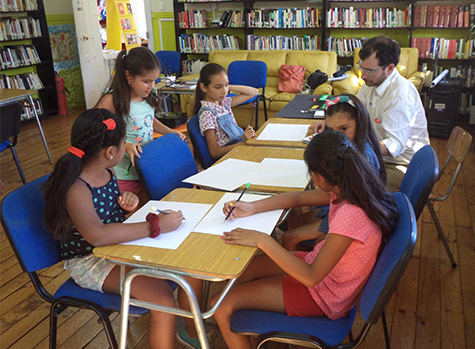 Biblioteca municipal realiza taller de Teatro de Sombras