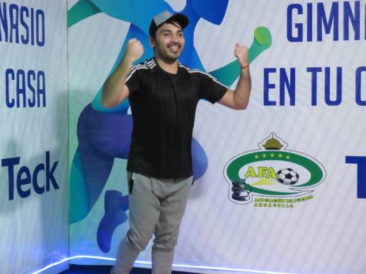 Jonny Ramírez lleva el ritmo de la Zumba a las familias andacollinas en el programa «Gimnasio en tu casa»