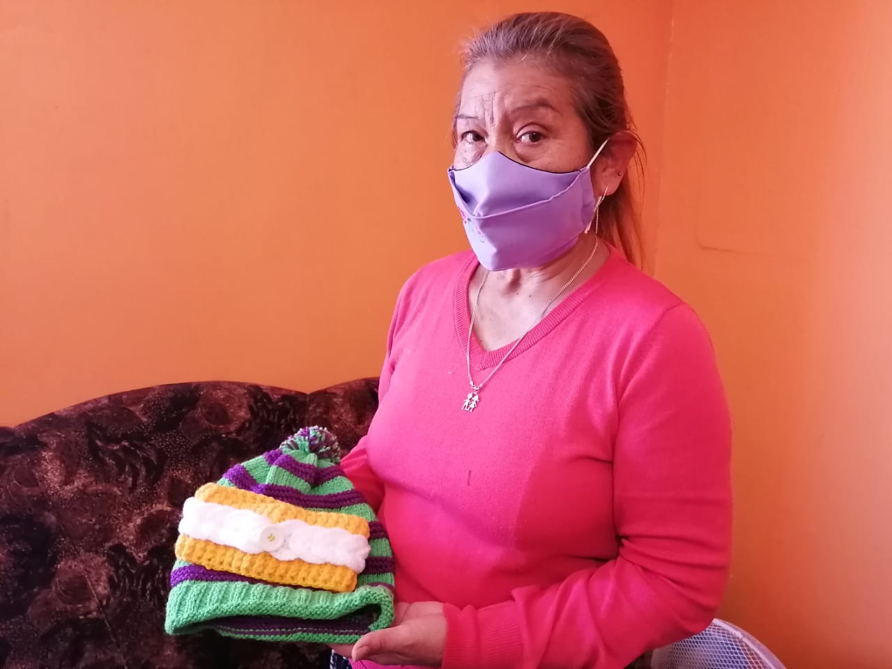 Rosa Castillo con sus tejidos hechos a mano lleva abrigo y calor a los andacollinos