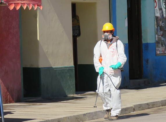 Municipio continúa realizando la sanitización del comercio diariamente
