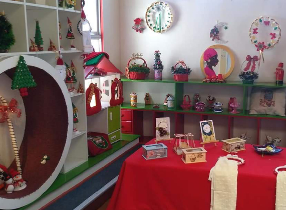 Club Amigas de Violeta Parra realizó su muestra anual de manualidades