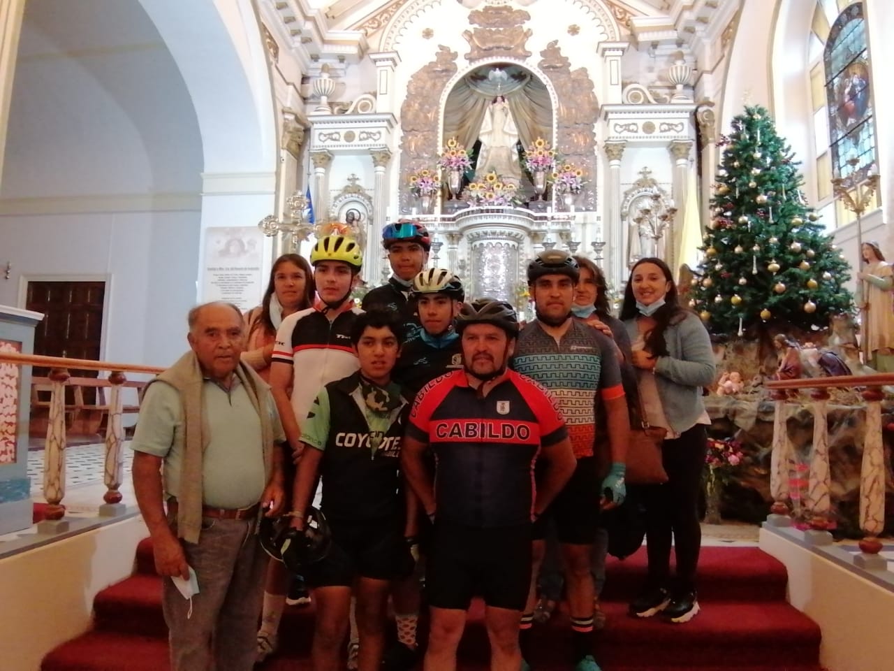 Familia de Cabildo llega en bicicleta para cumplir con su manda a la Chinita