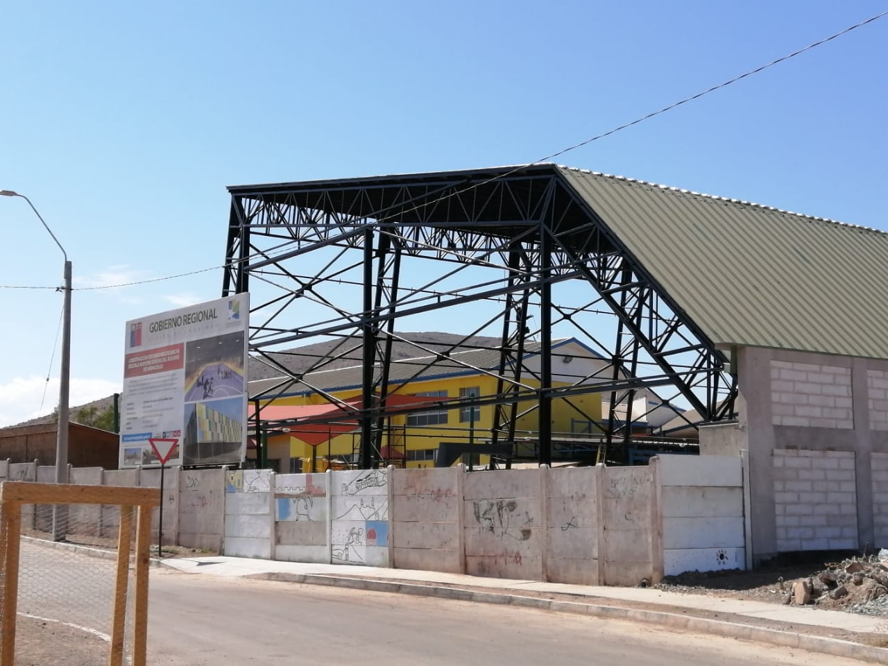 Multicancha techada del Colegio Nta. Sra del Rosario presenta un 90% de avance