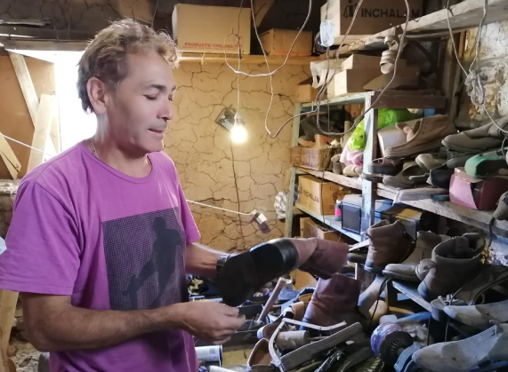 Andacollino perpetúa tradicional oficio de zapatero heredado de su padre