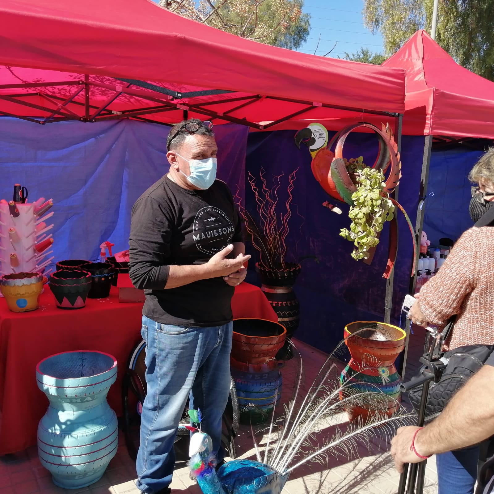Emprendedor transforma los neumáticos en desuso en elementos ornamentales
