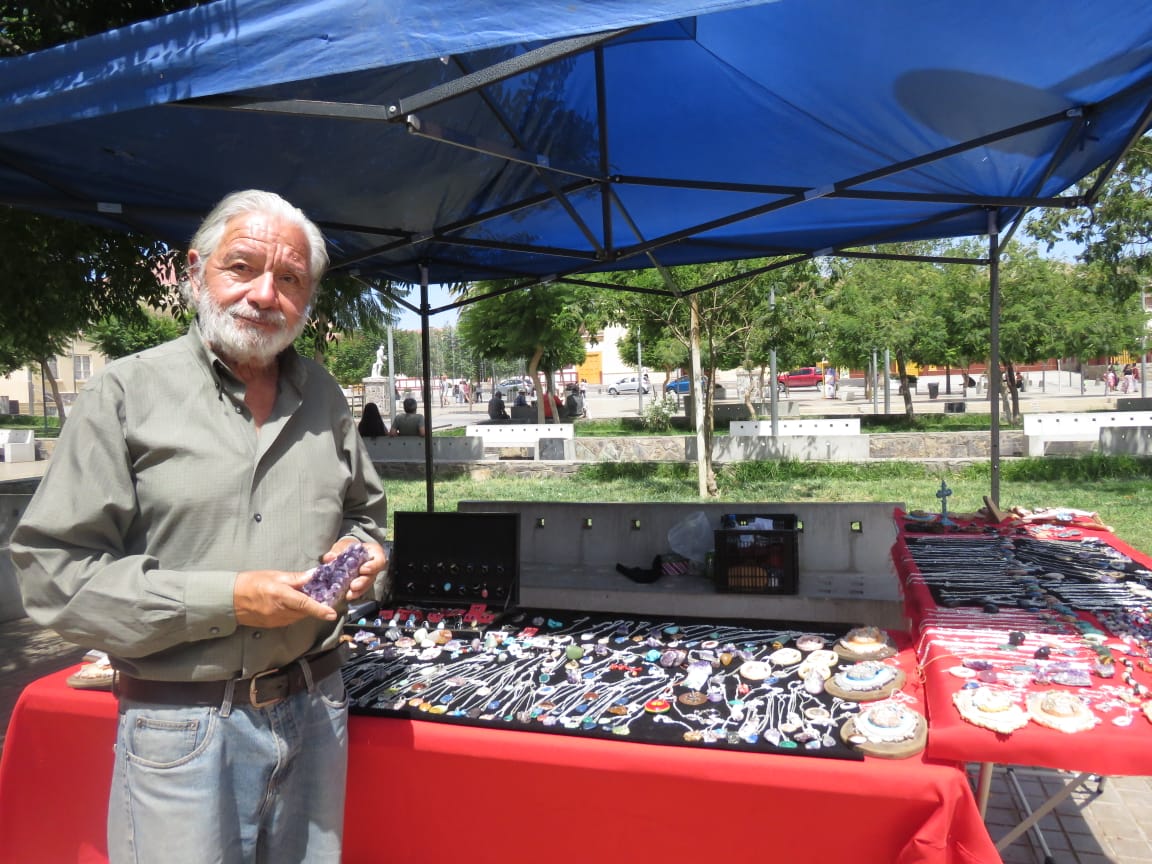 Artesano andacollino da vida a delicadas piezas de joyería y recuerdos