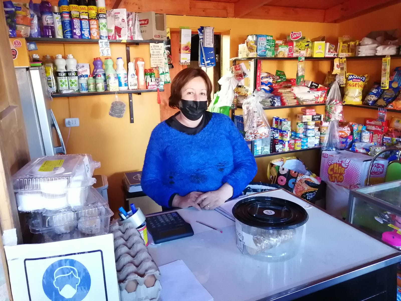 Emprendedora de El Toro instala un almacén para que sus vecinos puedan abastecerse