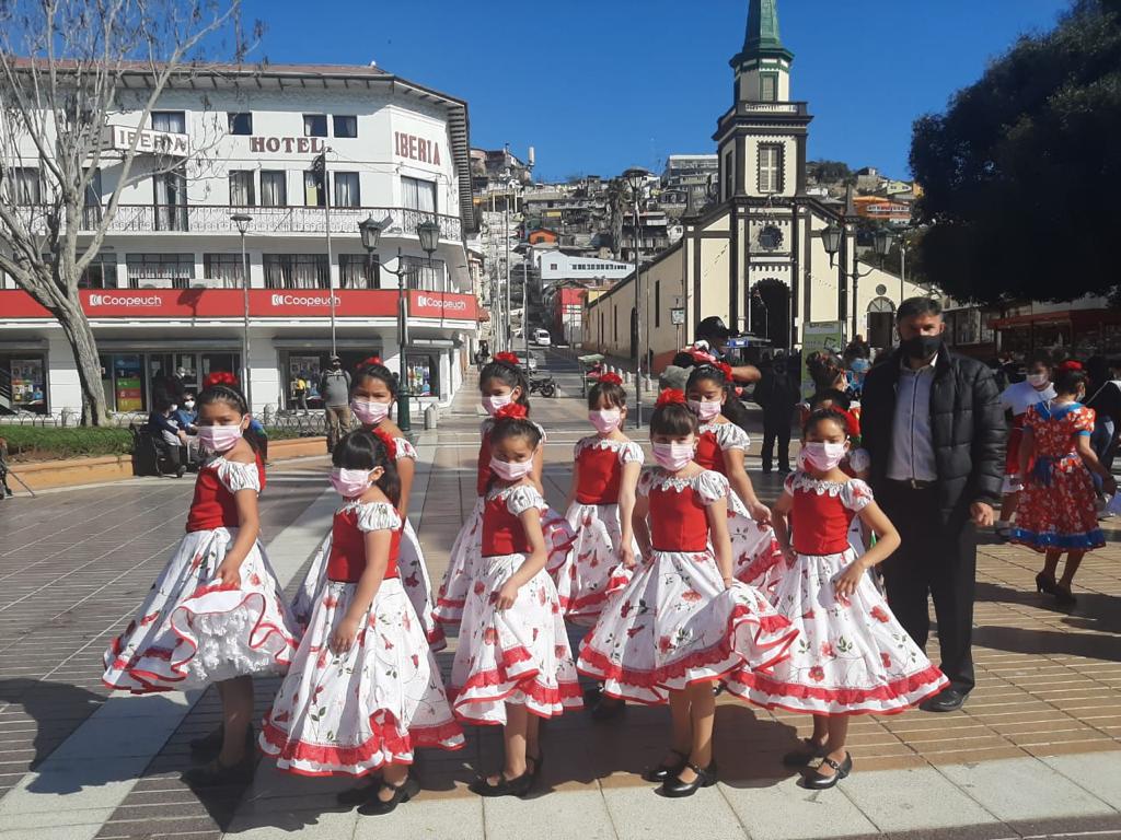Alumnas de la Escuela Luis Cruz Martínez se presentan en muestra folclórica organizada en Coquimbo