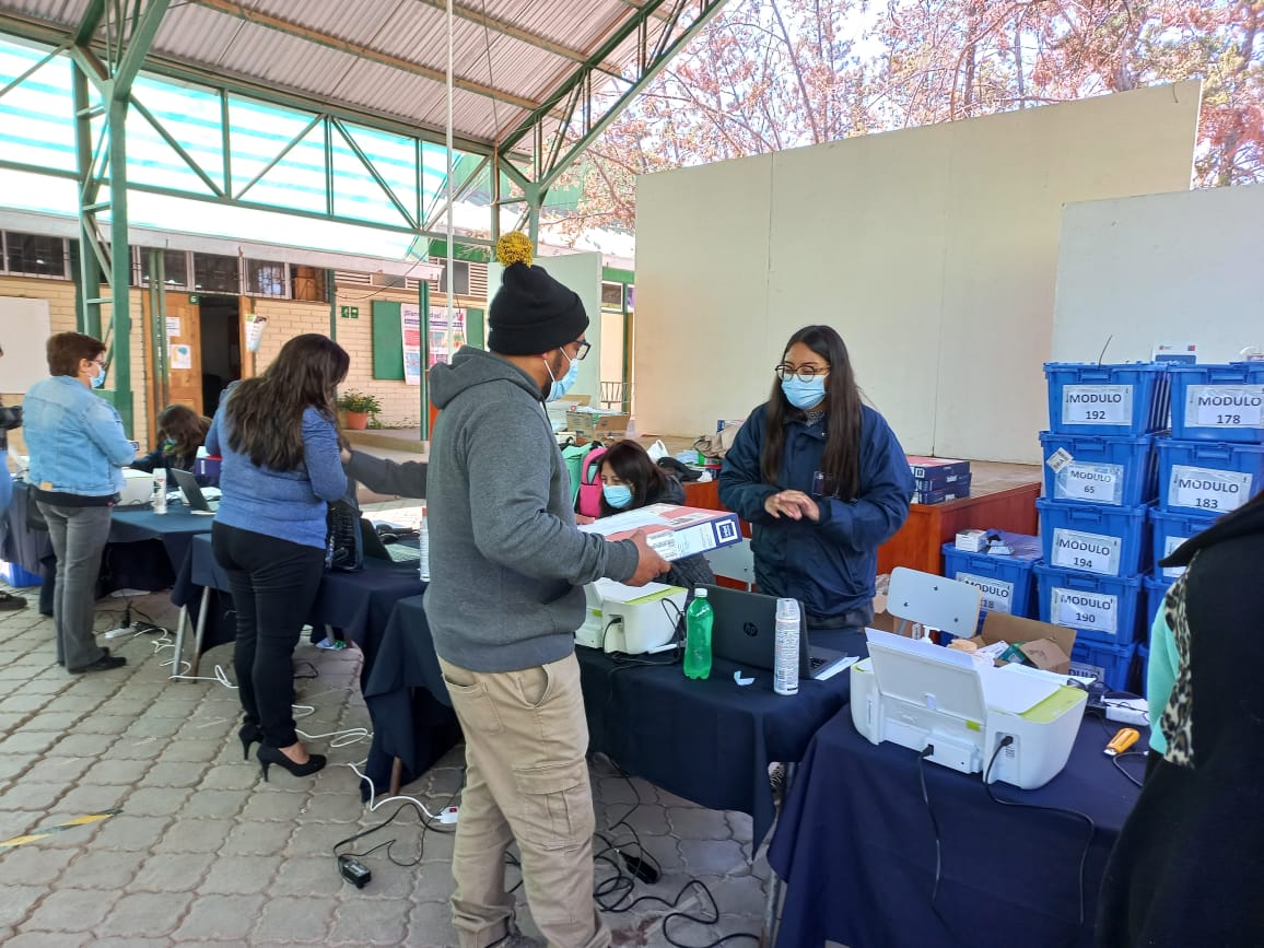Alumnos del SLEP Puerto Cordillera recibieron computadores portátiles con conectividad