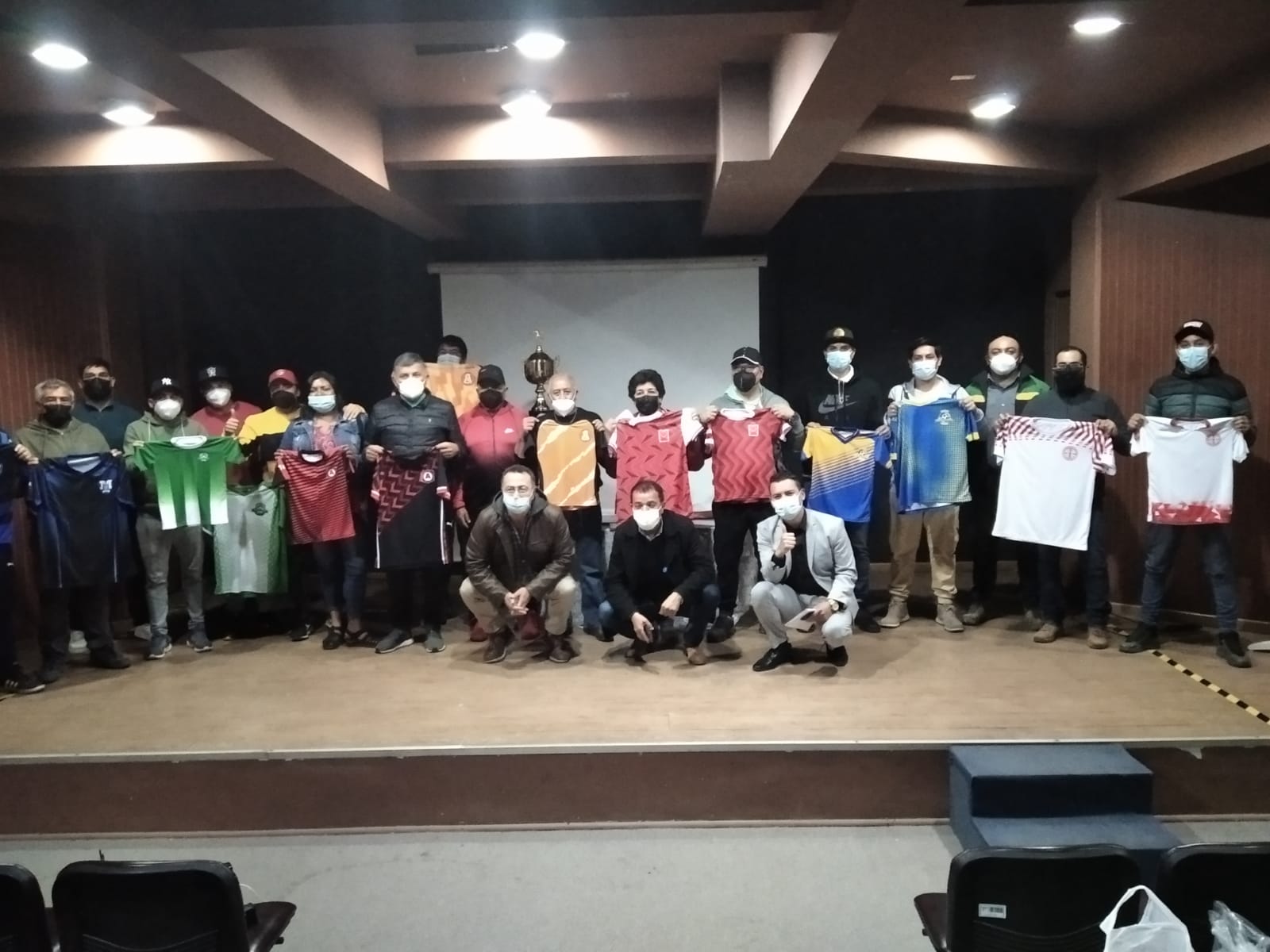 Asociación de fútbol entrega uniformes a sus 9 clubes para culminar proyecto CAT 2020