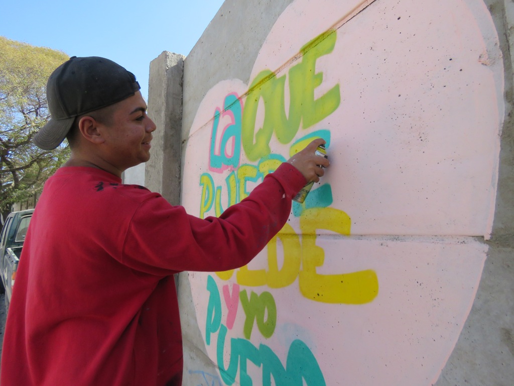 Joven andacollino entrega mensajes positivos a través de los grafitis