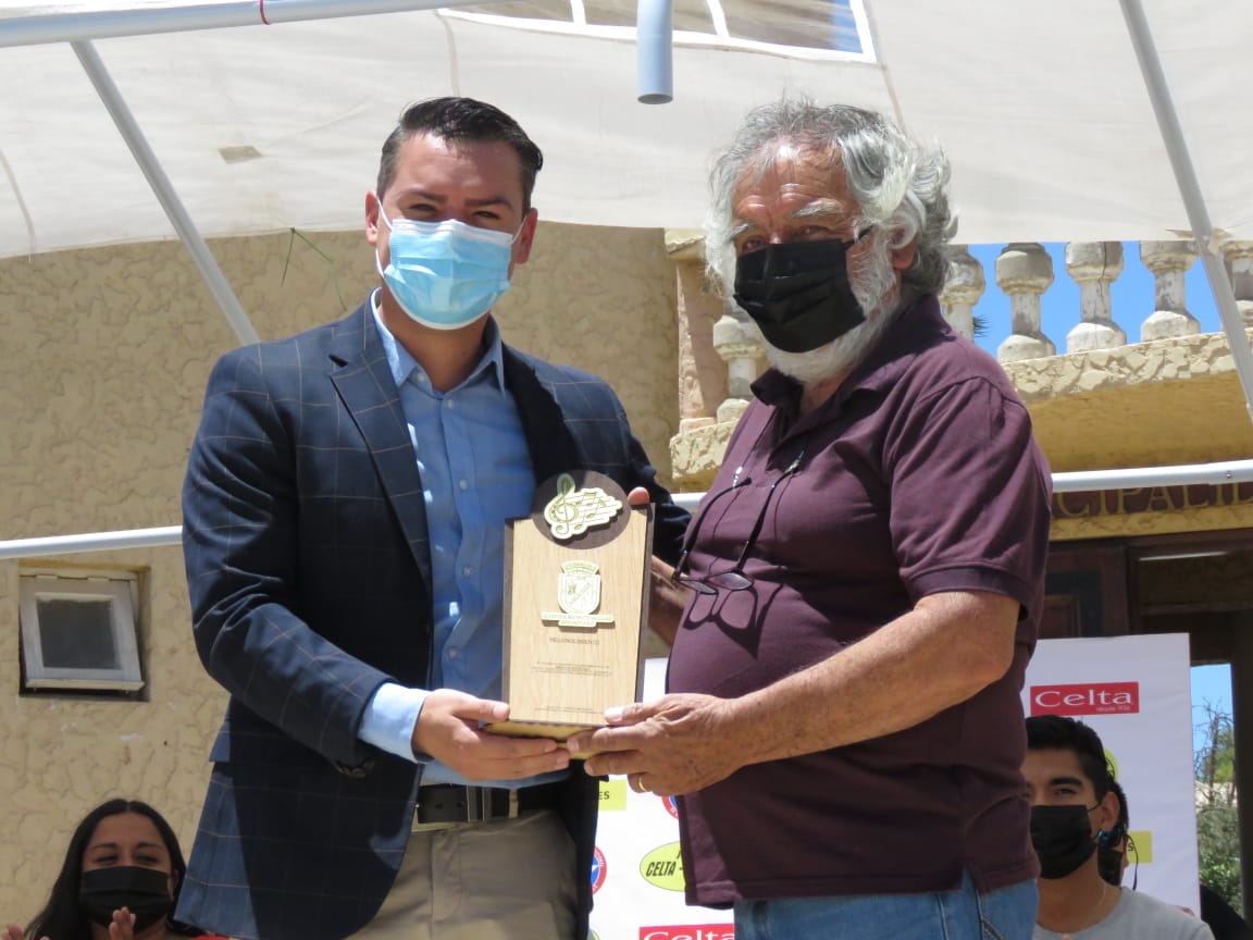 Mario Cifuentes recibió reconocimiento por sus 25 años como director de la Banda municipal