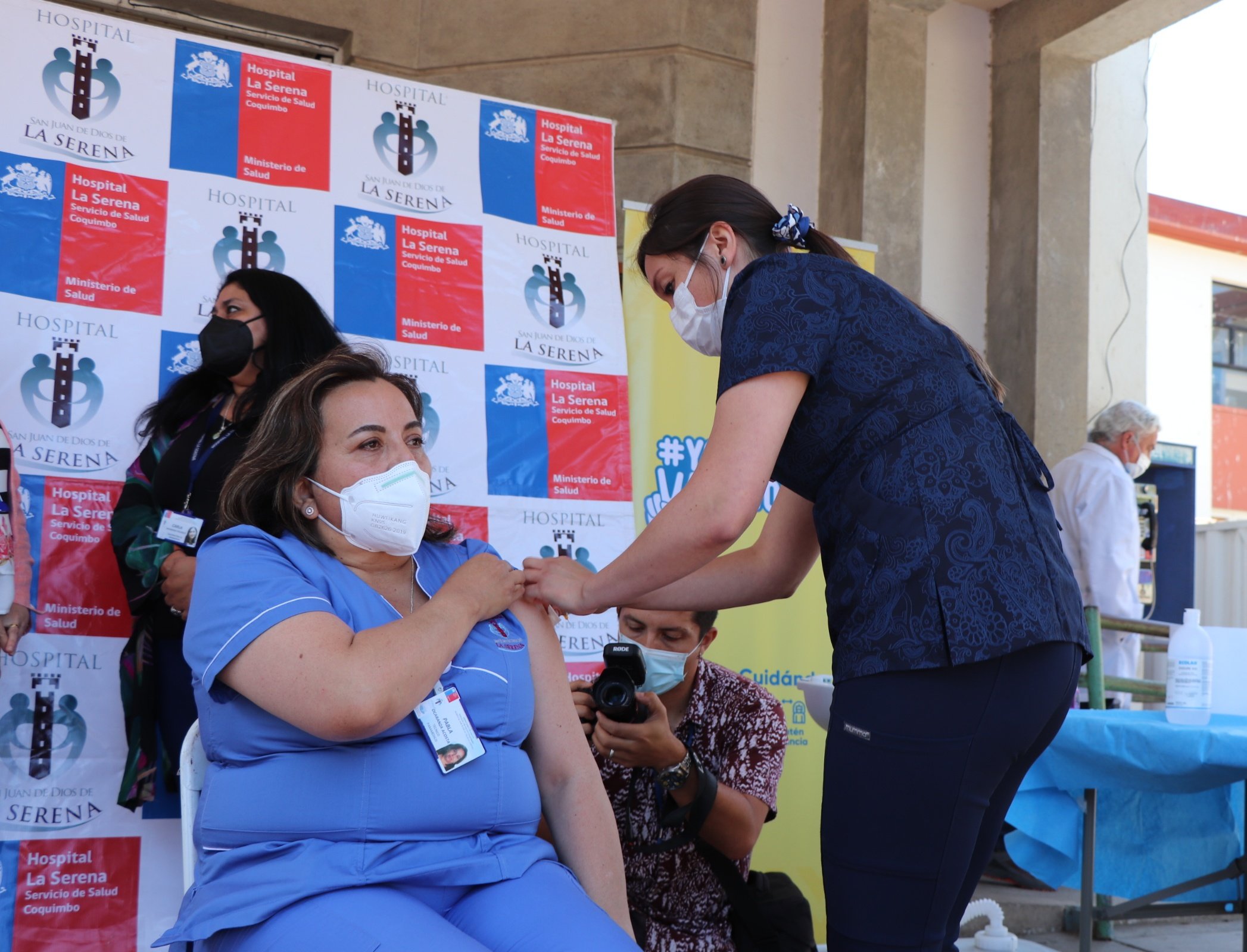 Funcionarios de salud comienzan a recibir la cuarta dosis contra el coronavirus