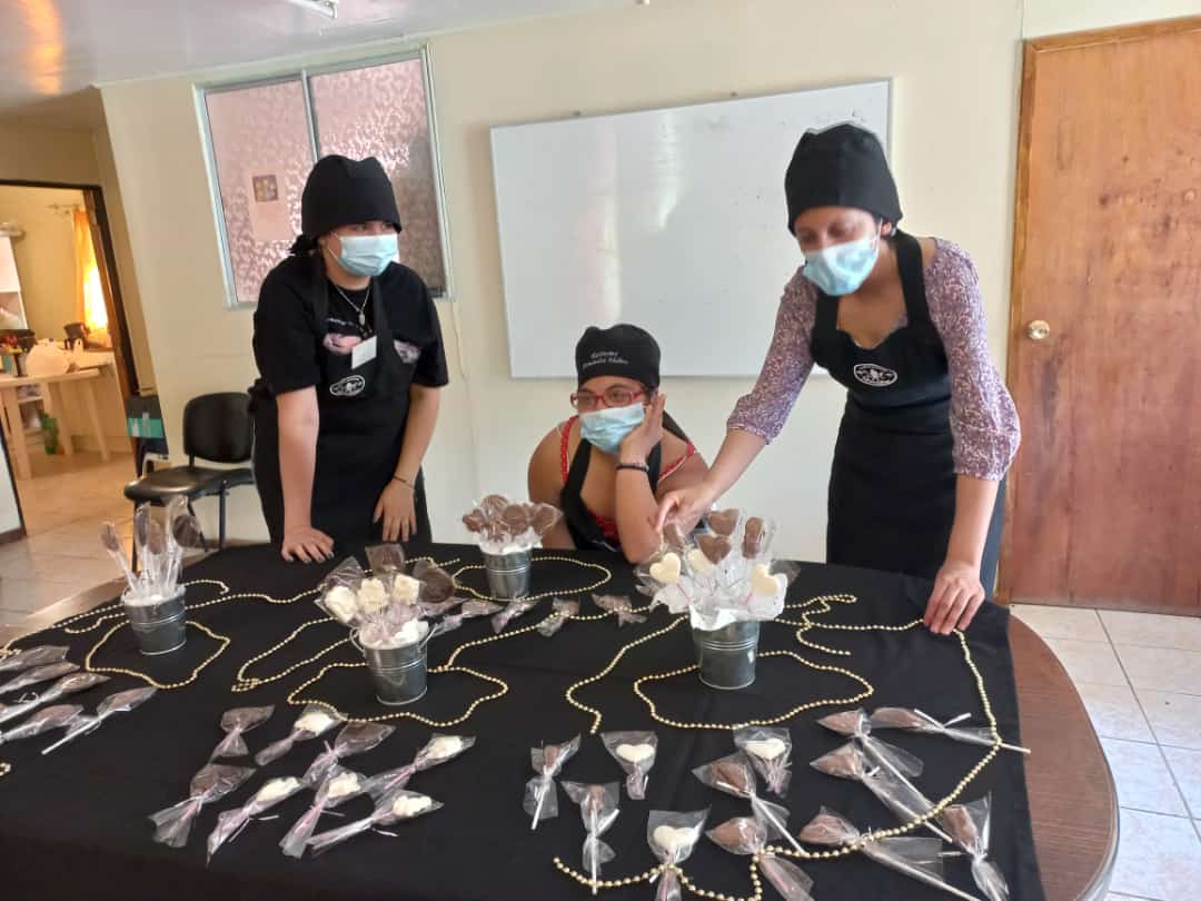 Integrantes de “La Alegría de Vivir” se capacitan en chocolatería saludable