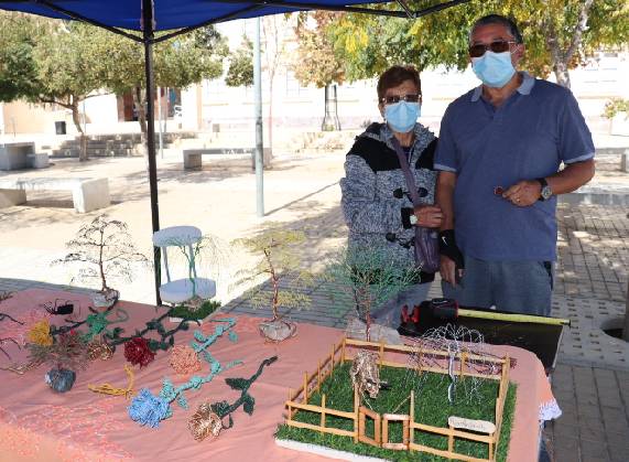 Artesano crea hermosas piezas hechas con alambres de cobre