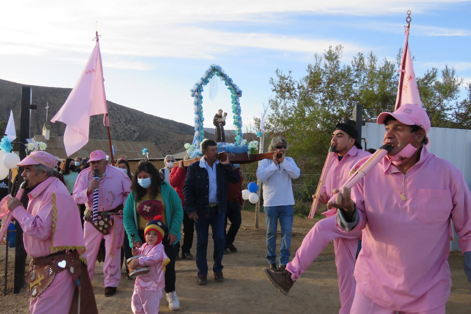 Fieles se congregan en Los Caletones para celebrar a San Antonio de Padua