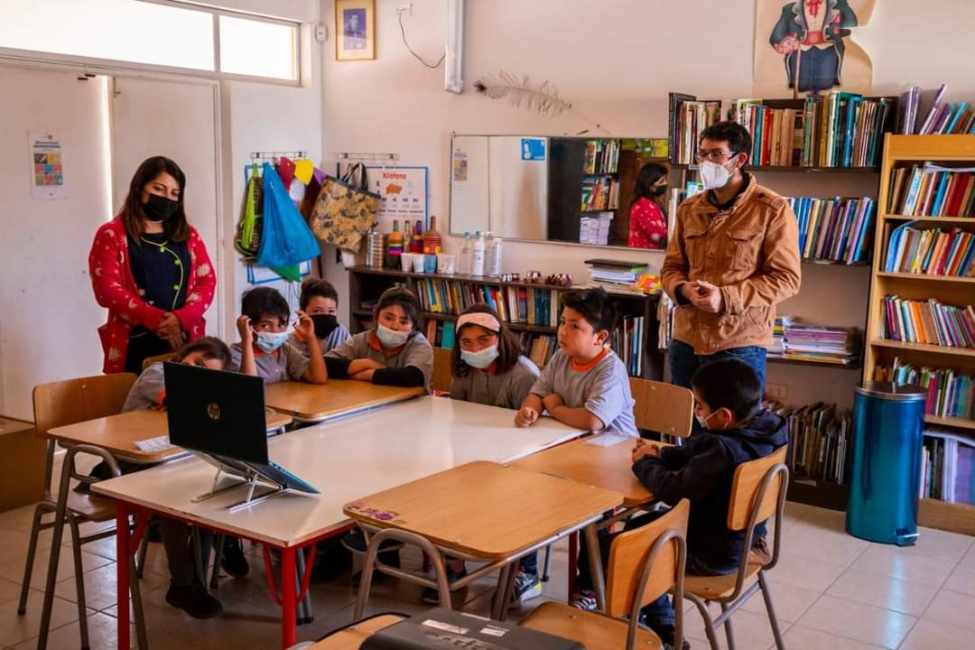 Arqueólogo andacollino expone sobre la Prehistoria de la comuna a escolares para valorar nuestro patrimonio