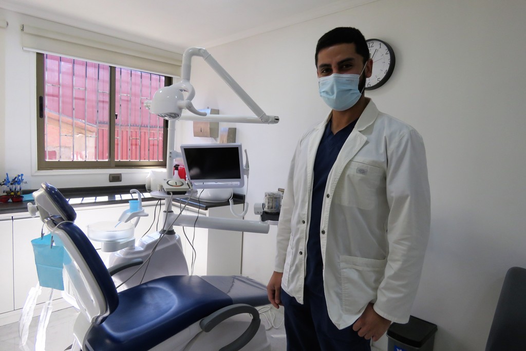 Joven profesional instala moderna clínica dental en la comuna
