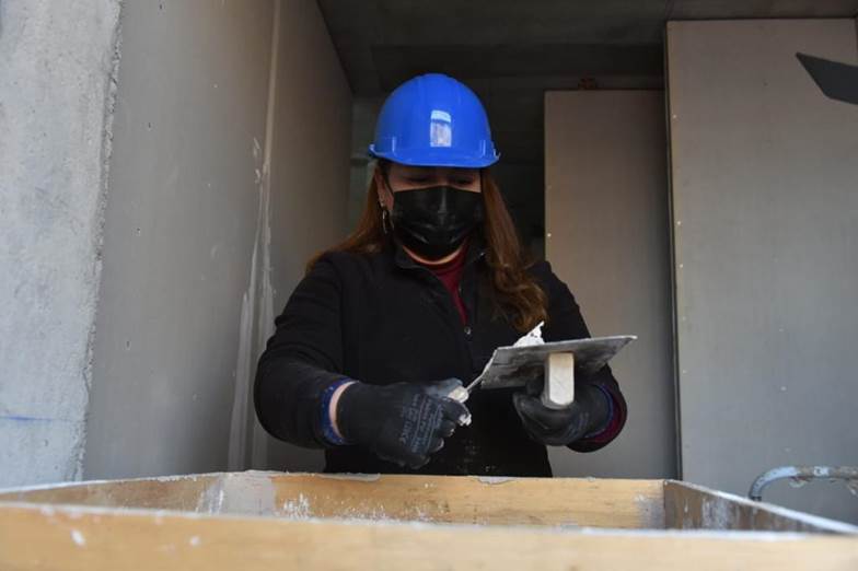 Se entregarán más de 8 mil becas para capacitaciones como maestras y maestros de construcción