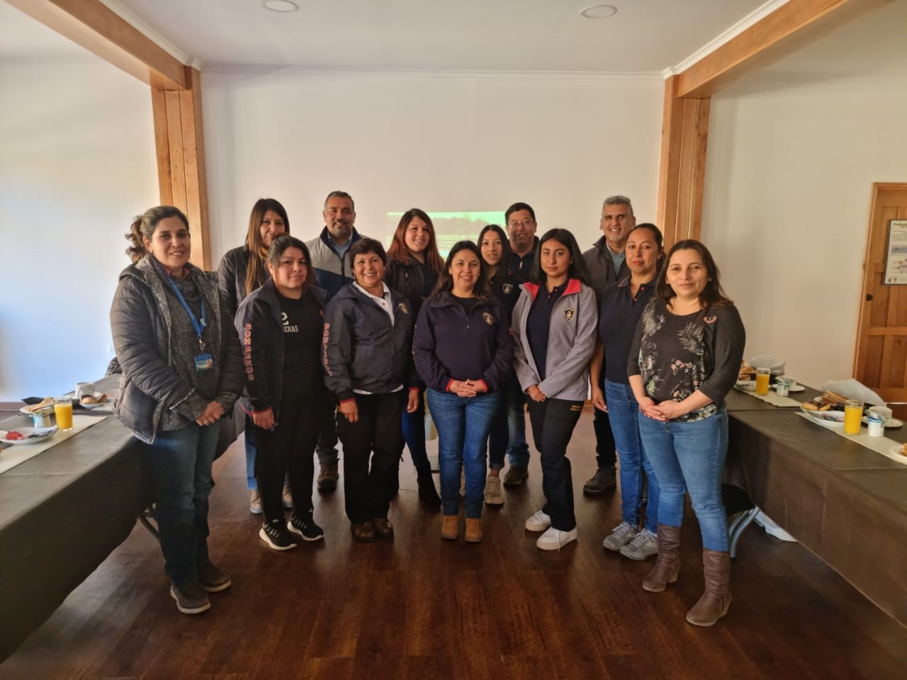Pasmar entrega zapatos de seguridad a las voluntarias de Bomberos de la comuna