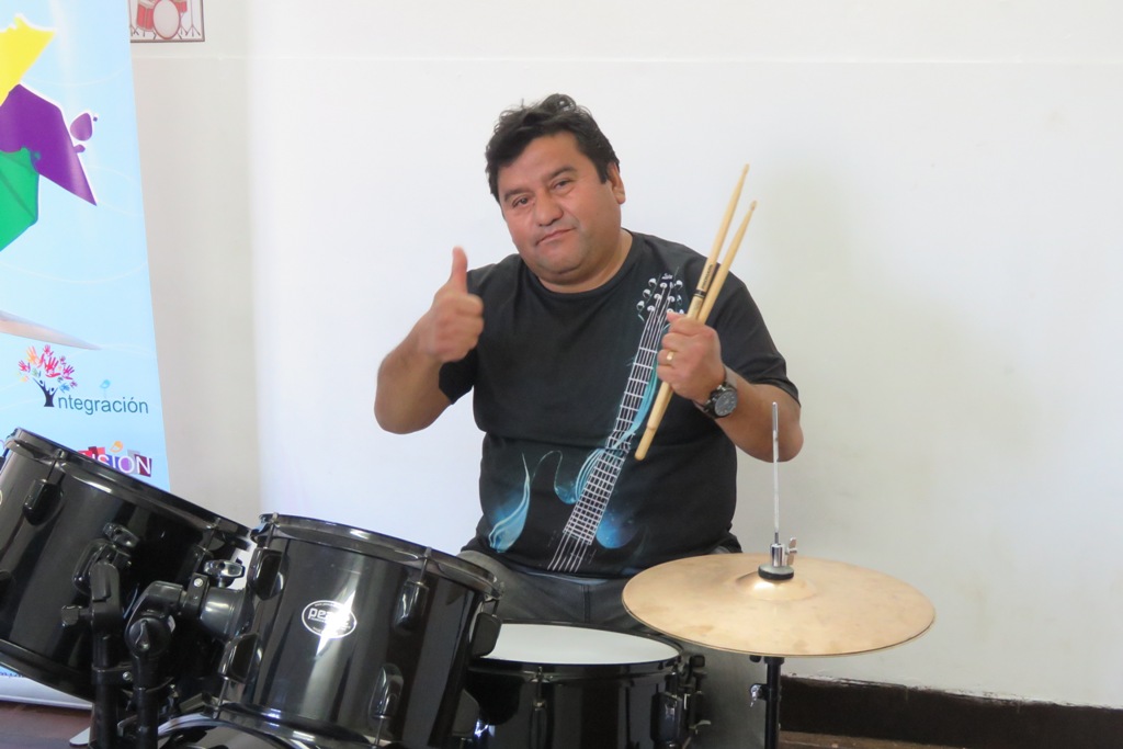 Julio Vega presenta las canciones de su primer CD “Siembra tu Vida”