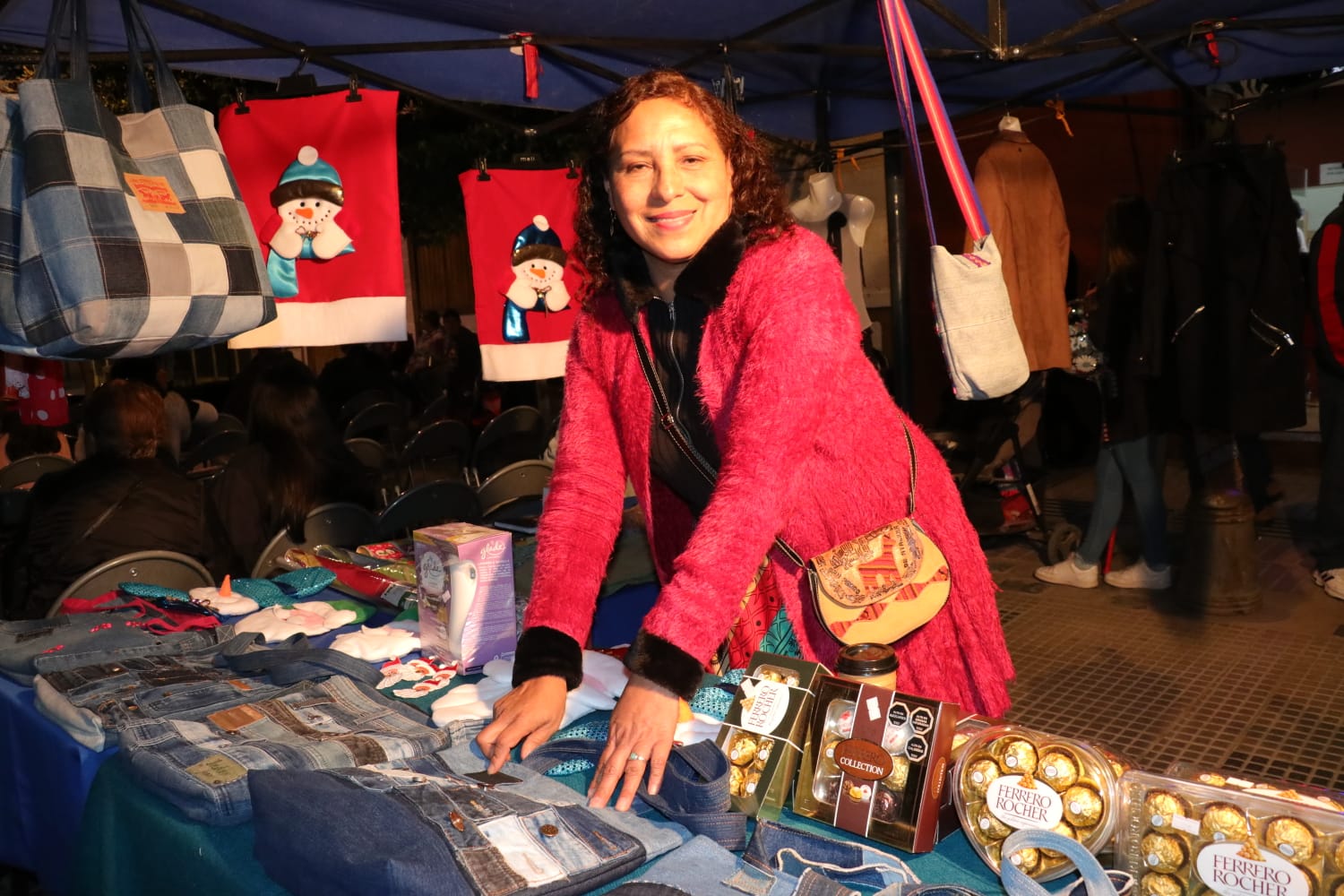 Emprendedores locales participaron en la primera feria navideña de este año