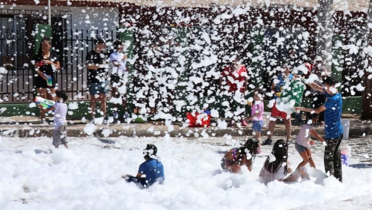 ¡Verano para todos! Fiestas de espuma se realizan en diversos sectores de Andacollo
