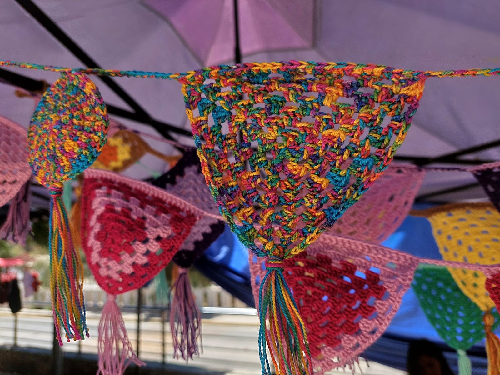 JÓVENES EMPRENDEDORAS ANDACOLLINAS FABRICAN CREATIVOS TEJIDOS ARTESANALES