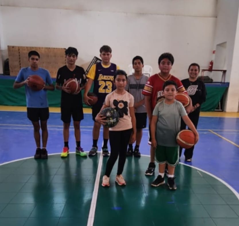 COMENZARON LOS TALLERES DE BASQUETBOL EN ANDACOLLO