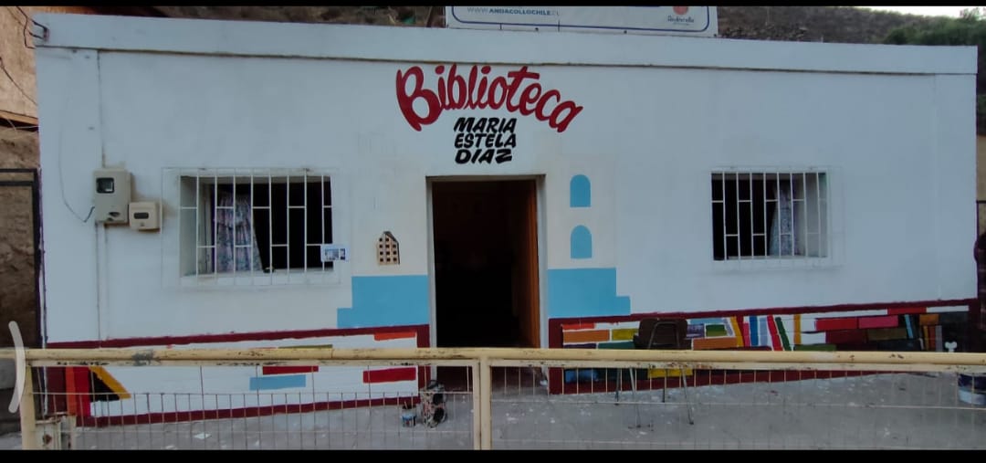 AGRUPACIÓN CULTURAL ANDACOLLINA PINTÓ SU PRIMER MURAL EN LA BIBLIOTECA DE MAITENCILLO