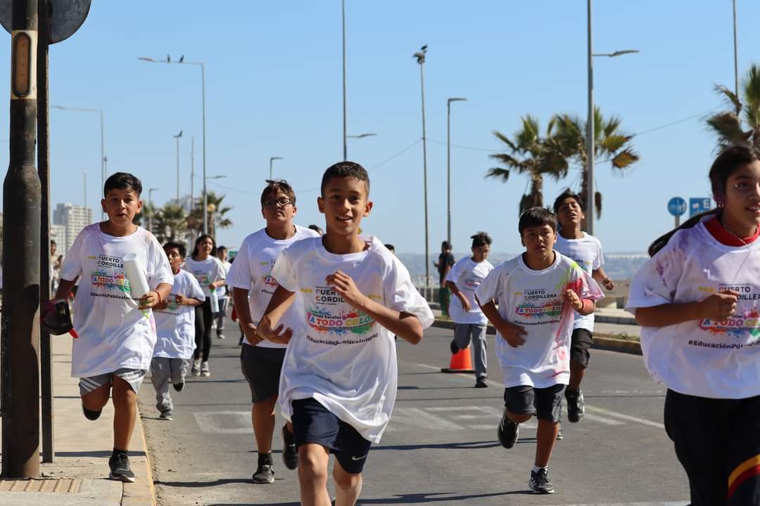 SERVICIO LOCAL PUERTO CORDILLERA PROMUEVE LA EDUCACIÓN INTEGRAL CON MASIVA CORRIDA ESCOLAR A TODO COLOR