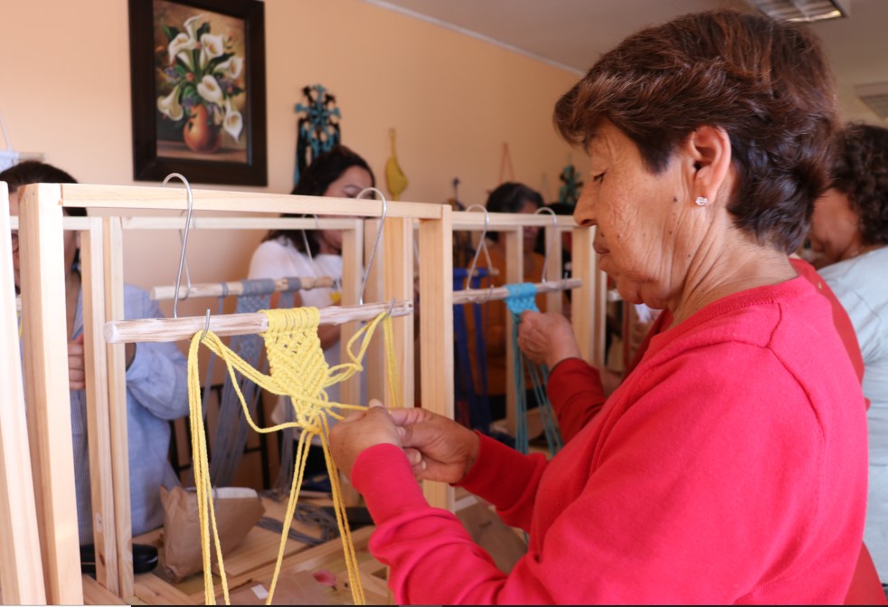 16 SOCIAS DEL CENTRO DE MADRES “LAS BRISAS” CULMINARON DE FORMA EXITOSA TALLER DE MACRAMÉ
