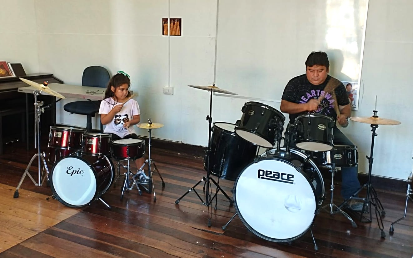 Taller de batería y percusión de Escuela de Talentos invita a celebrar el Día del Baterista Chileno
