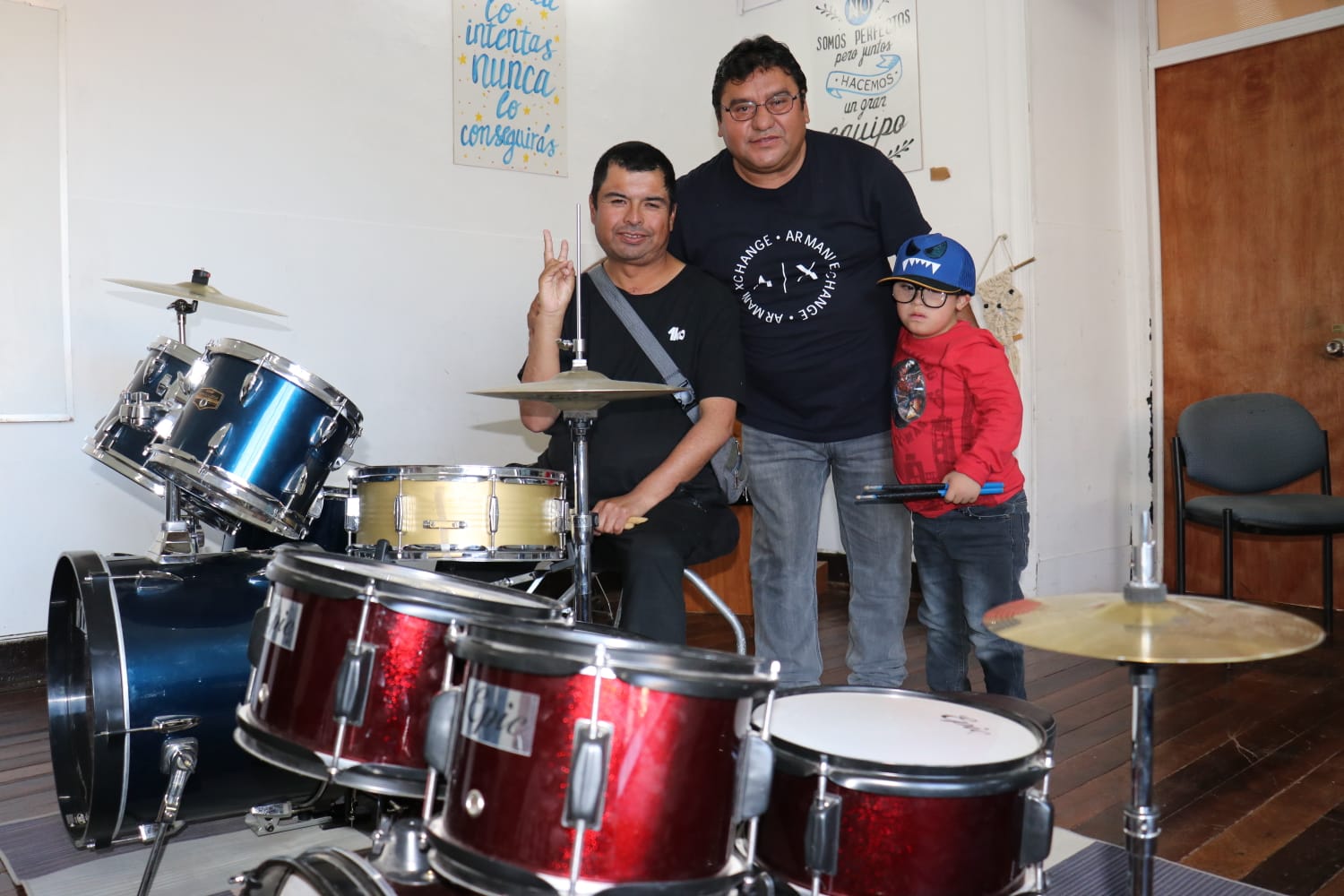 Julio Vega y su Taller de Batería en la Escuela de Talentos que permite a los niños y niñas conectar con el arte musical