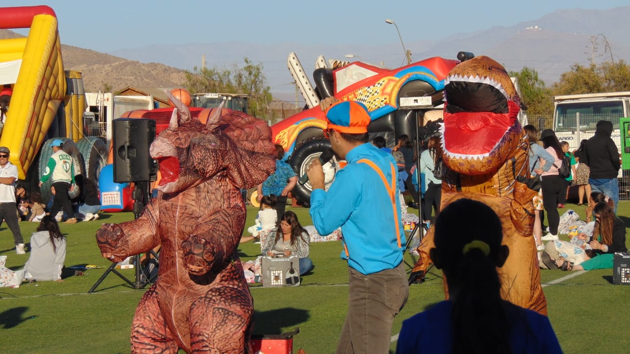 Niños y niñas de Andacollo recibieron regalos de navidad por parte del municipio