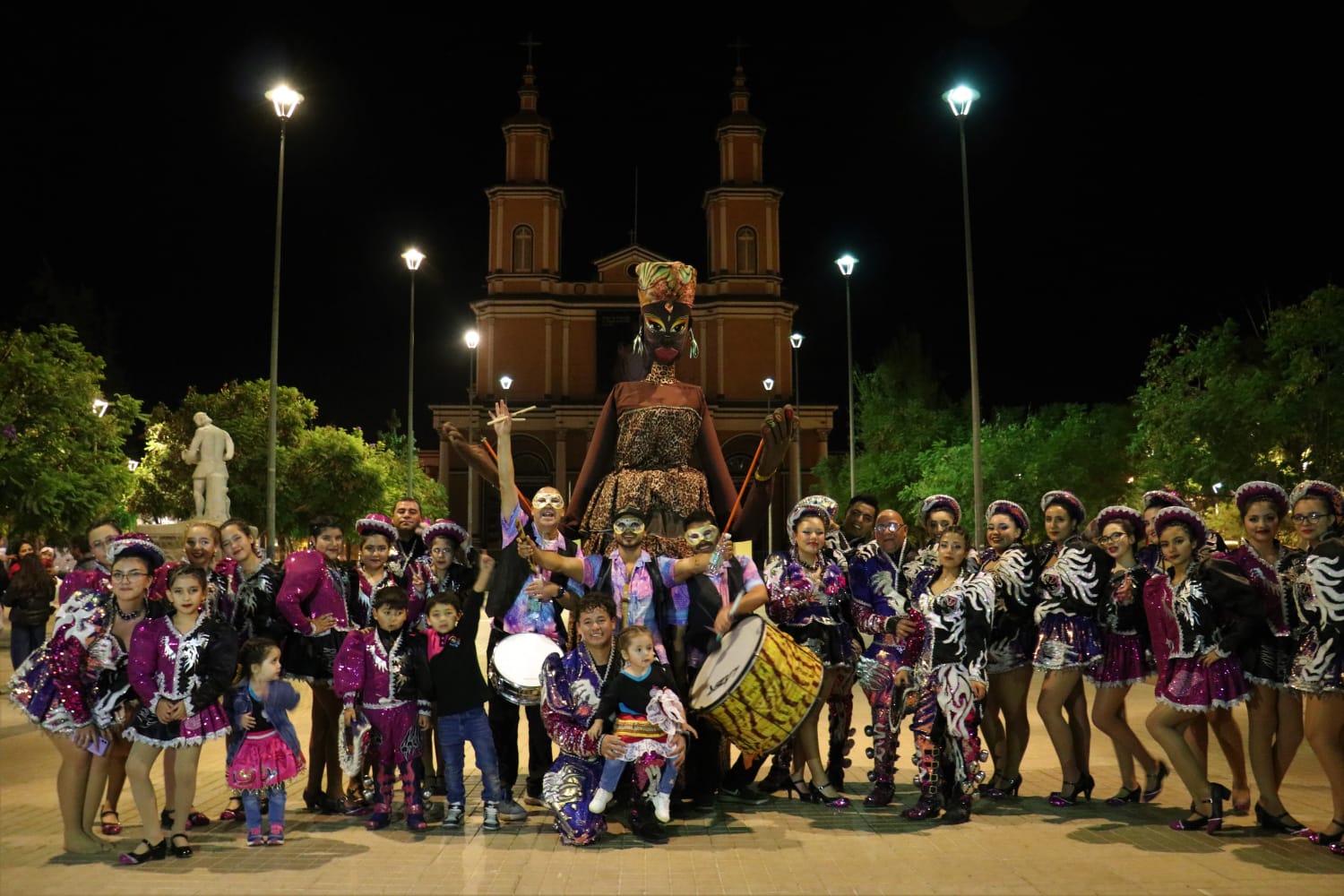 Calle Urmeneta se llenó de baile y alegría con pasacalle que conmemoró el día de la danza