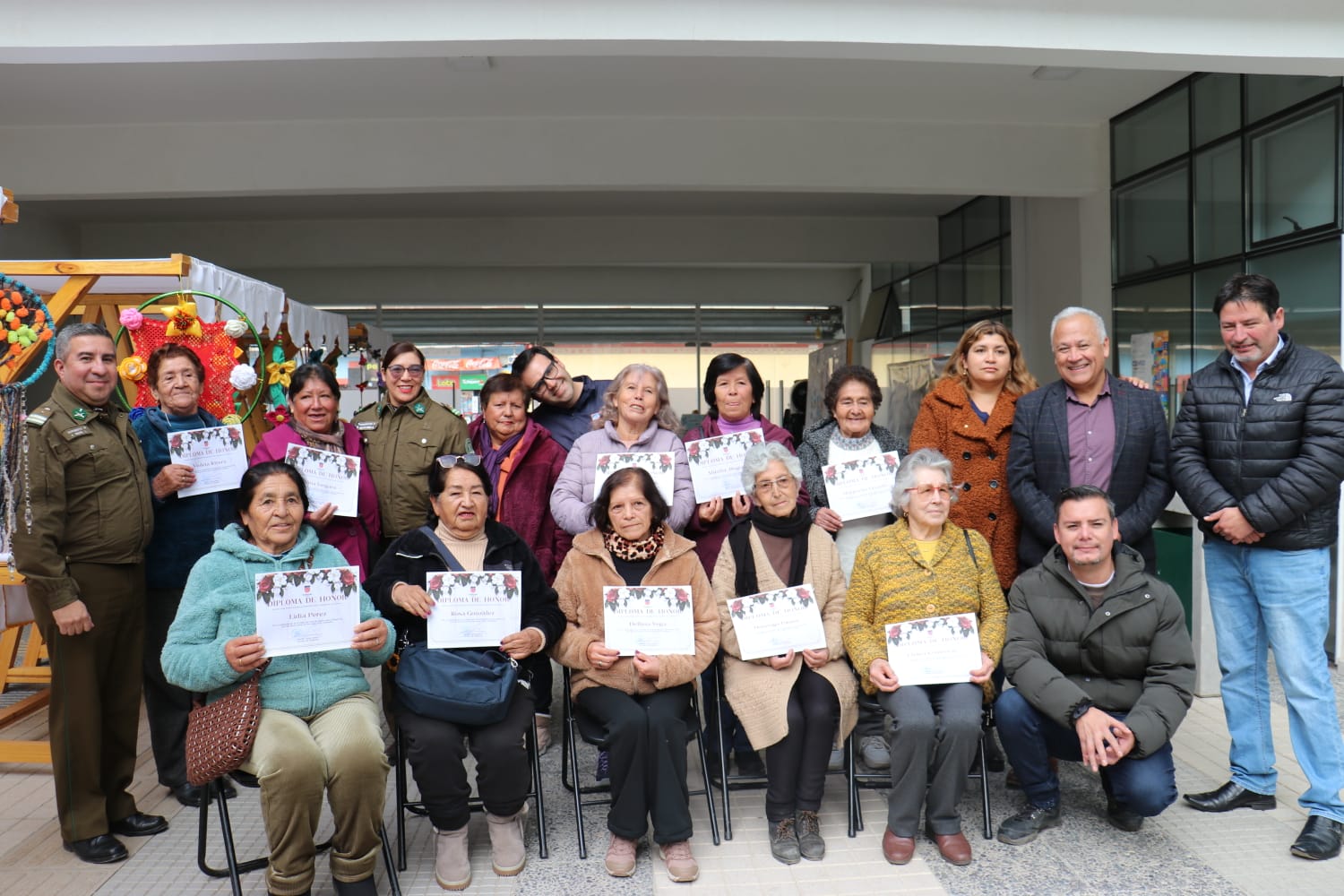 Integrantes del club de personas mayores La Alegría de Vivir celebraron el día de la madre con muestra de sus manualidades