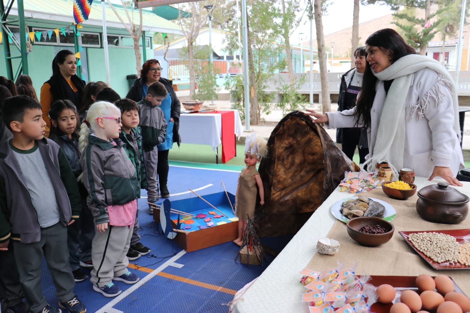 Con música, comida típica y vestimentas tradicionales la escuela Patricio Lynch conmemoró a los pueblos originarios