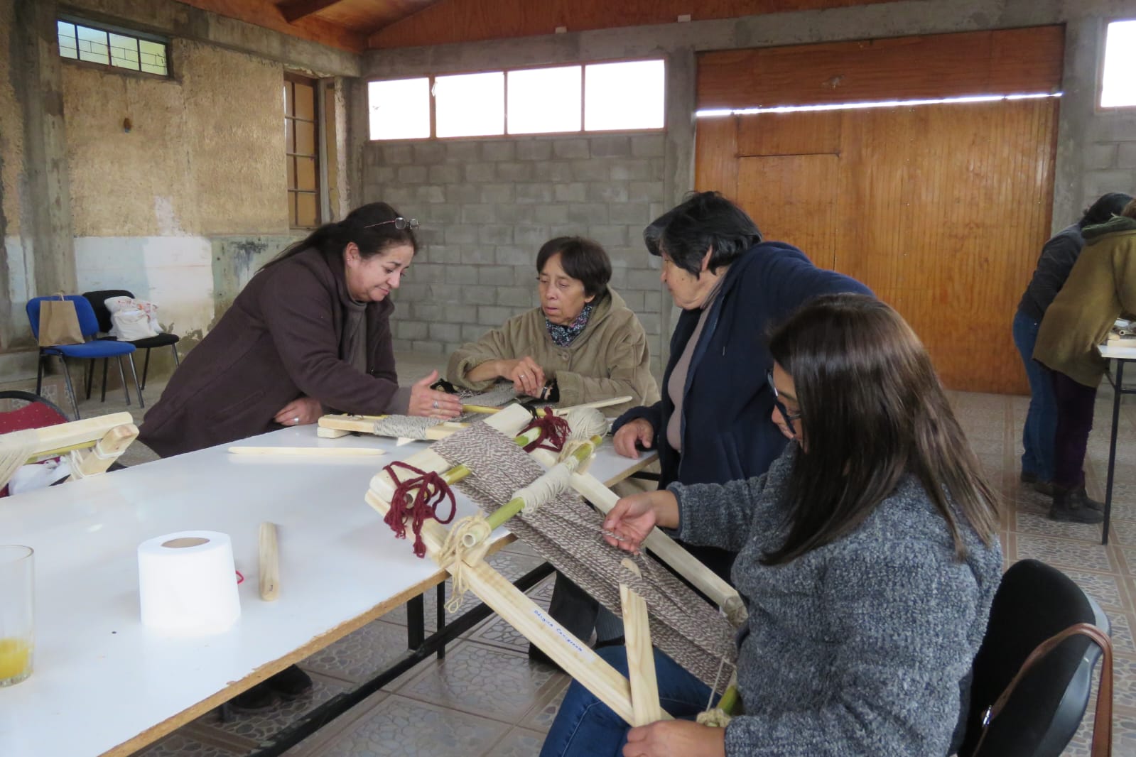Taller de telar mapuche de la agrupación Cullu Anta permite aprender técnicas de tejido y rescatar la cultura indígena ancestral