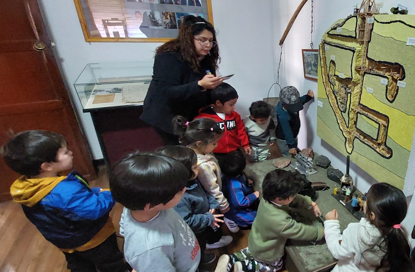 Niños y niñas del jardín Soles de Oro culminaron la conmemoración del Día del Minero en Sala Museo Historia Minera