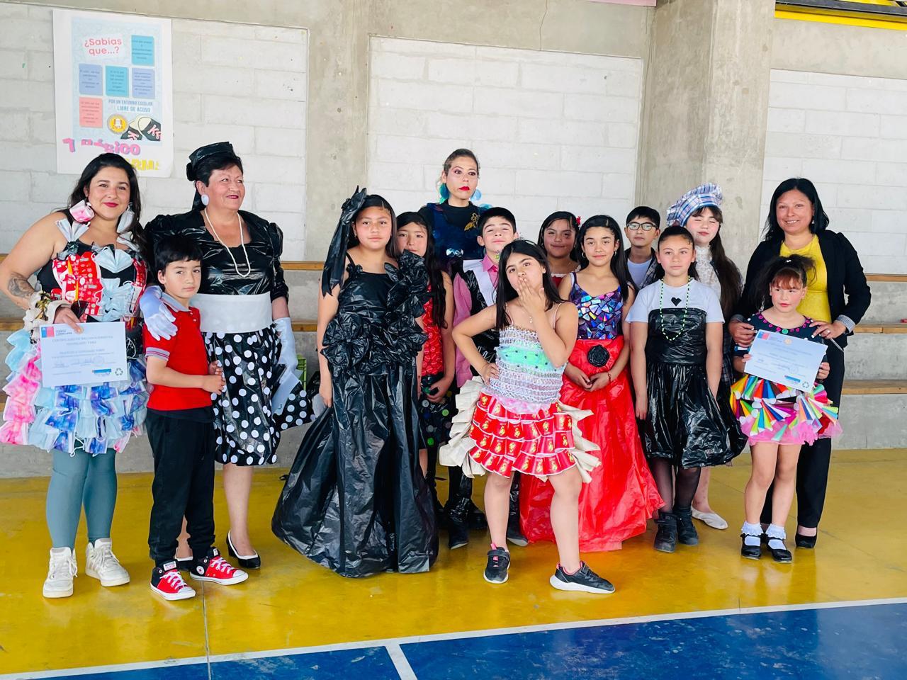 Escuela Nuestra Señora del Rosario realizó desfile de modas “Suprarerriclaje” a través de su programa 4a7