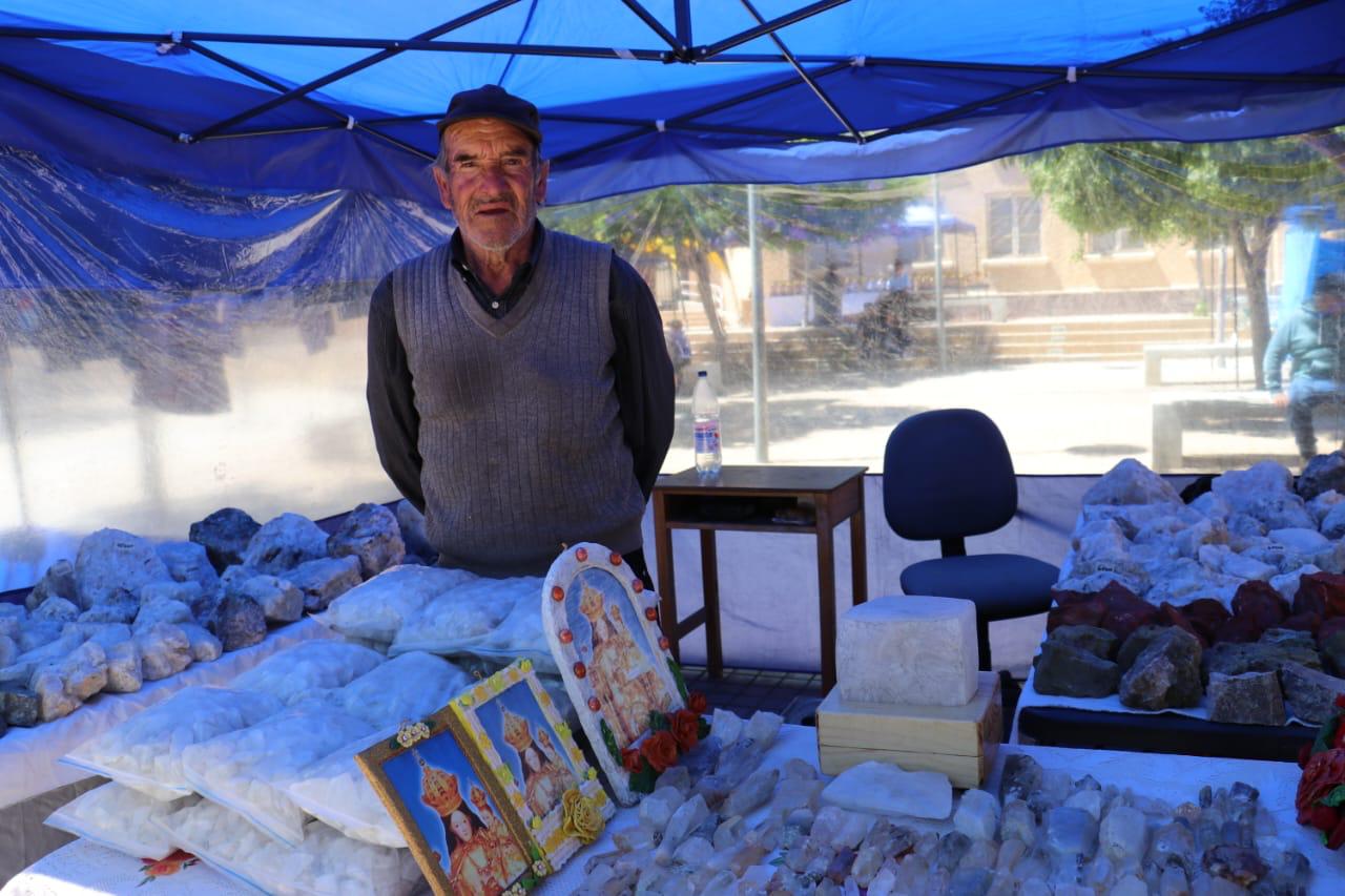 Emprendedor minero vende sus cuarzos y artesanías en plaza de Andacollo