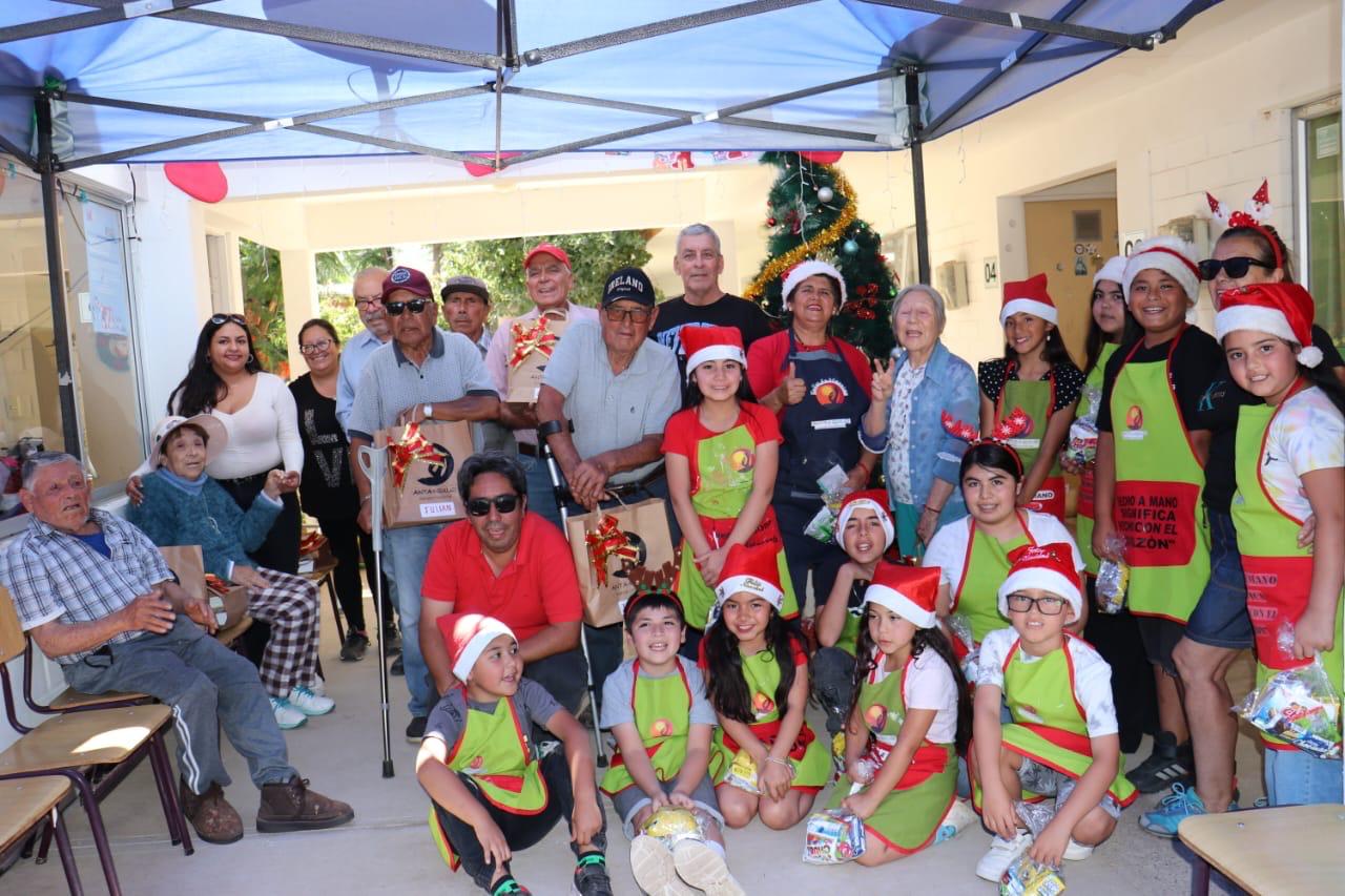 Integrantes del taller de mosaicos de Andacollo visitaron viviendas tuteladas para obsequiar sus obras a personas mayores en vísperas de Navidad